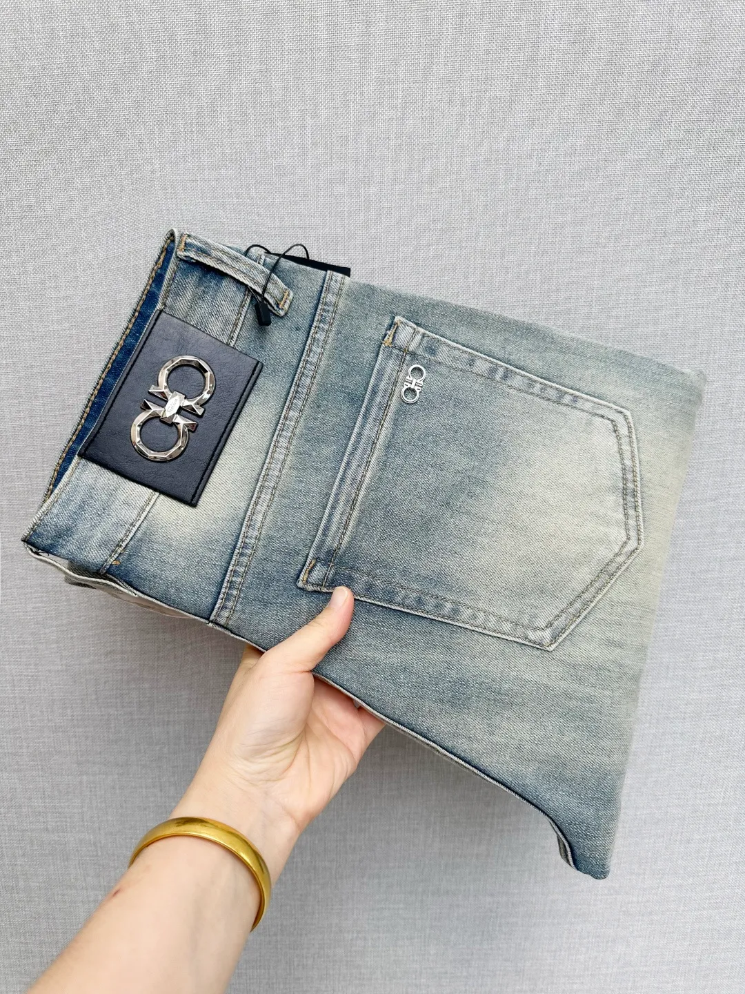 Available at the official website counter at the same time, the Original is a very stylish pair of jeans, with customized original washed denim fabric, unique design, top-notch printing technology letter pattern logo, original hardware accessories decoration, an extremely outstanding pair of jeans, the materials and craftsmanship are extremely luxurious and exquisite, extremely high-grade, handsome and stylish upper body, recommended 👍, Sizes: 29-38